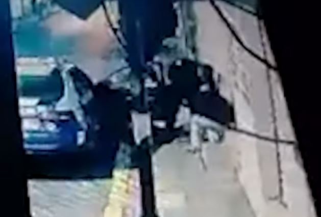 Policías asaltan a transeúnte en el Edomex