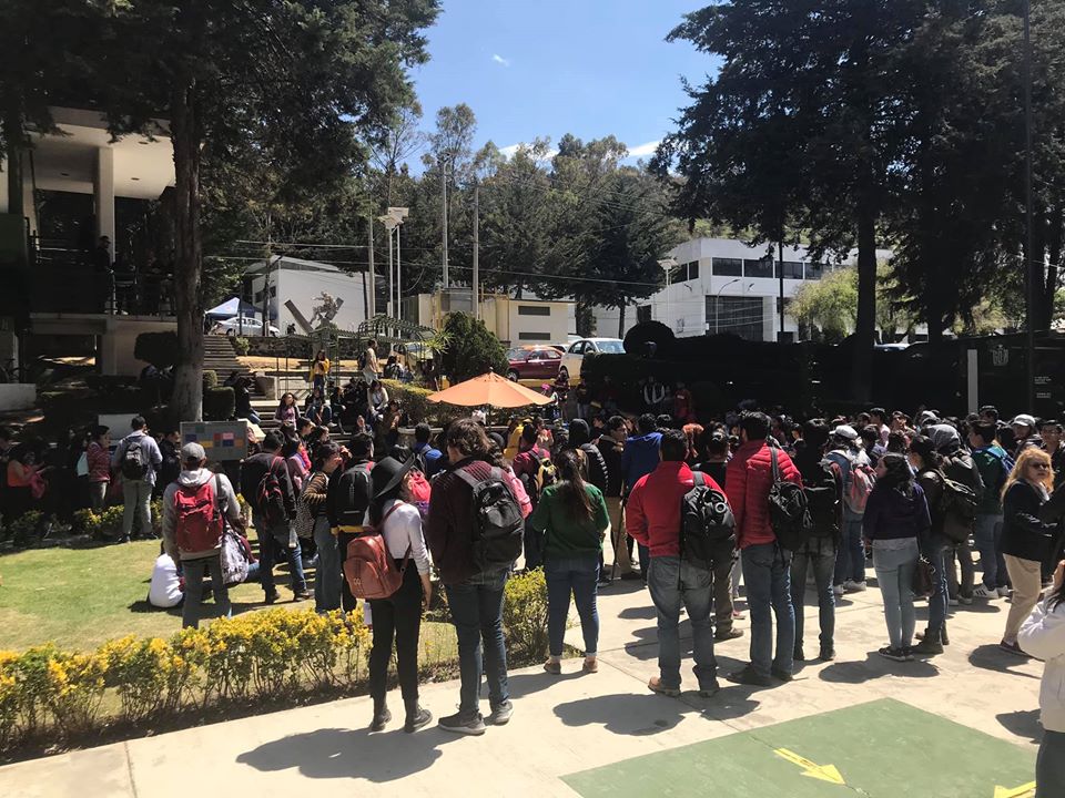 Estudiantes de la UAEM recolectan firmas para regresar a clases y terminar con el paro activo