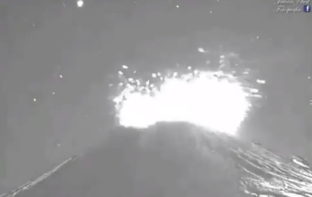 La madrugada de este lunes el volcán Popocatépetl registro una fuerte explosión