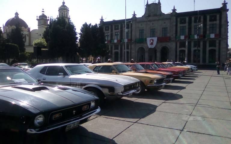 Exhibición de automóviles Mustang y clásicos en el centro de Toluca