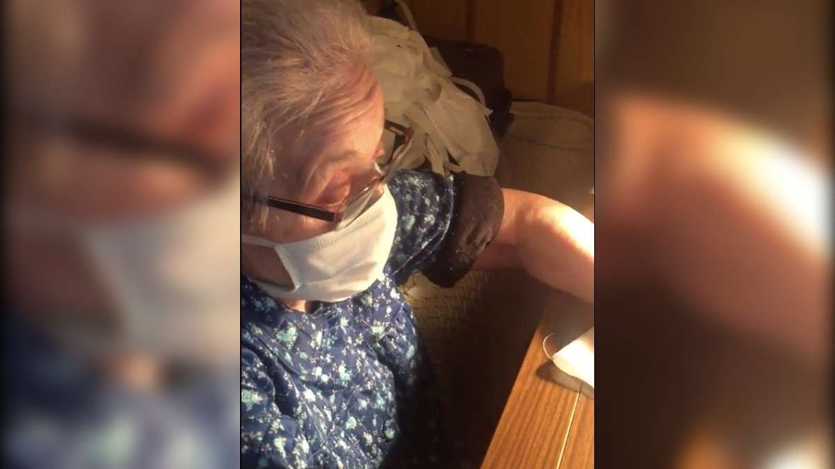 Abuelita cose cubrebocas para donarlos al hospital