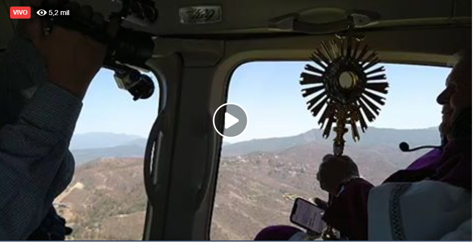Desde un helicoptero Arzobispo de Toluca bendice contra coronavirus