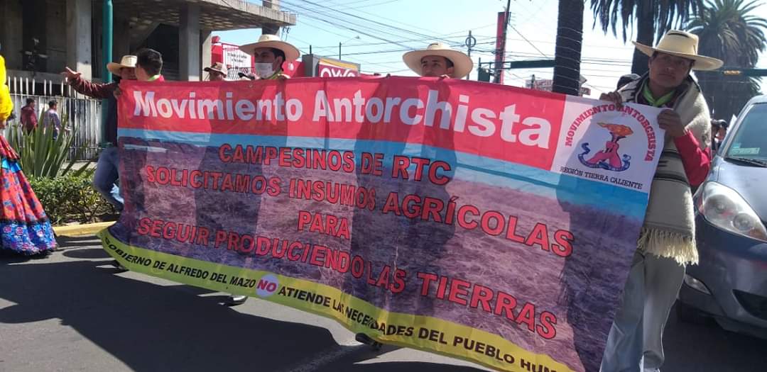 Manifestación de antorchistas se dirige a Toluca