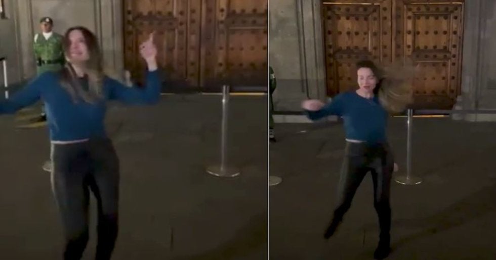 Mujer baila Tusa frente a Palacio Nacional