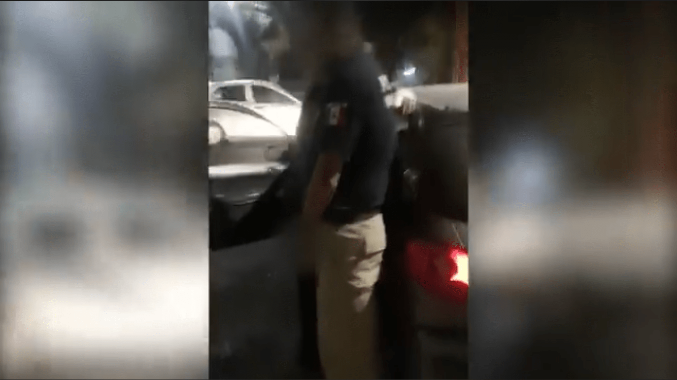 Video || Captan a Policías de Tlalnepantla orinando en vía pública