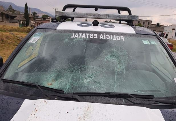 Policías rescatan a chófer de autobús de ser linchado