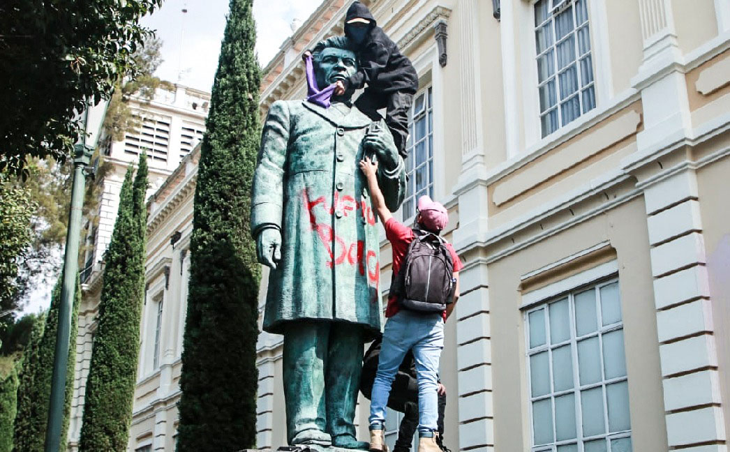FOTOGALERÍA || Disturbios de encapuchados en Rectoria de UAEMéx