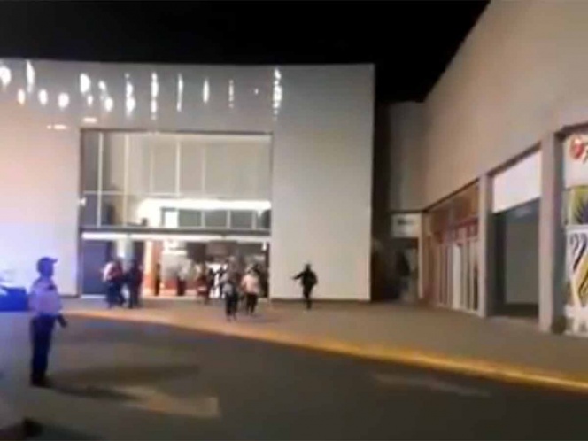 VIDEO || Encapuchados irrumpen plaza comercial de Texcoco