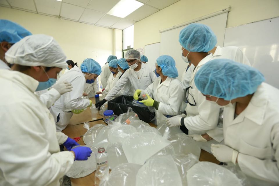 Estudiantes de UAEMéx regalan gel antibacterial a toluqueños