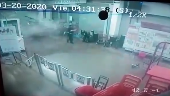 Siete sujetos entran a robar tienda y atropellan a personal de intendencia en EdoMéx