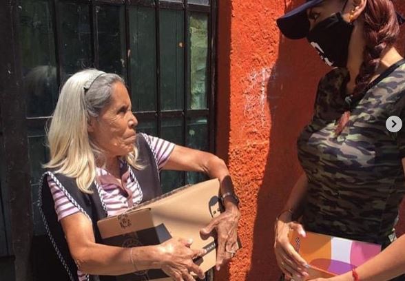 Captan a la hija del Chapo preparando despensas