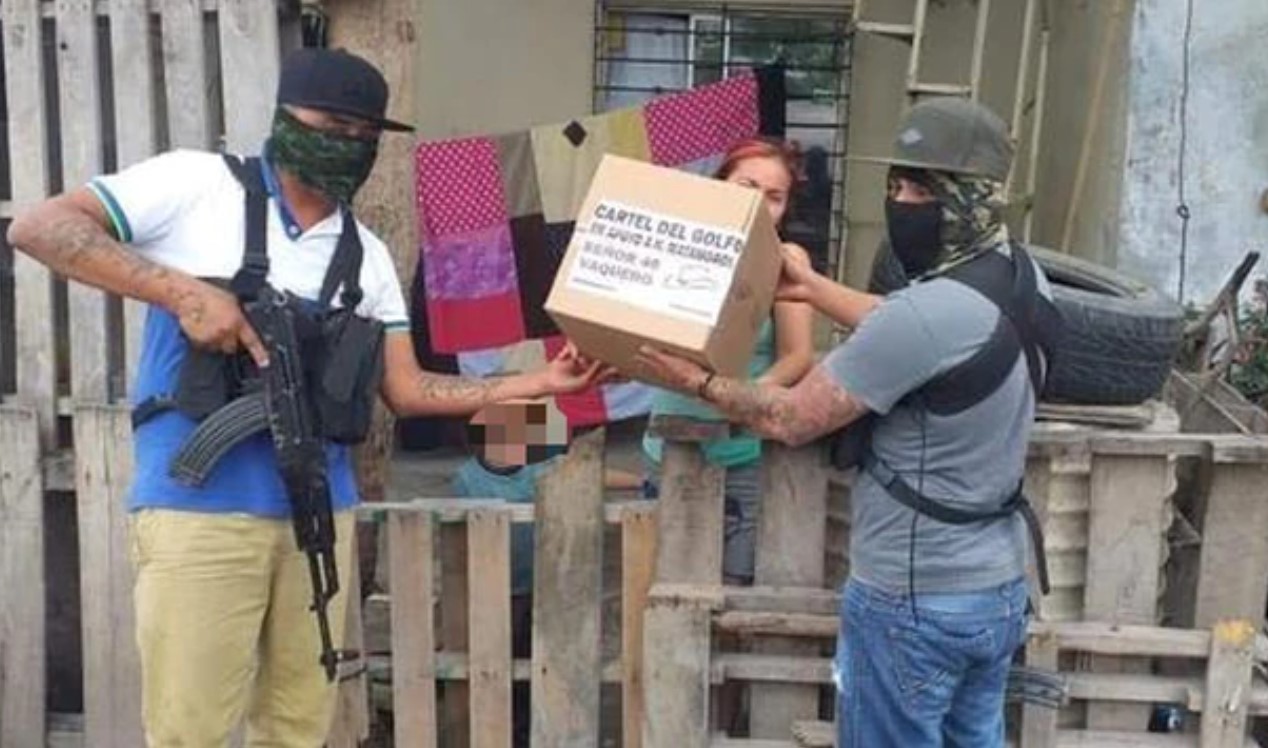 Coronavirus moviliza narcotraficantes a repartir despensas