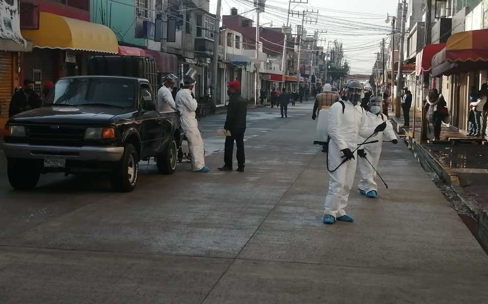 Desinfectan principales calles en Xonacatlán