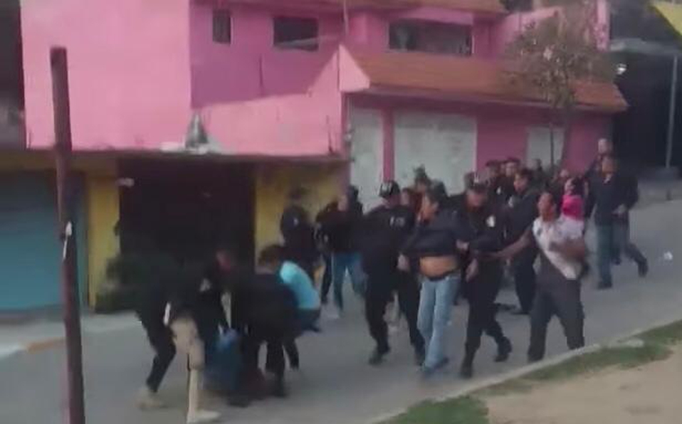 Familia se enfrenta a policías por cancelarles la fiesta