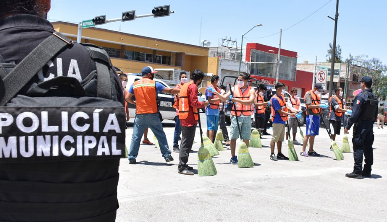 Jóvenes son castigados barriendo calles por no respetar el “Quédate En Casa”
