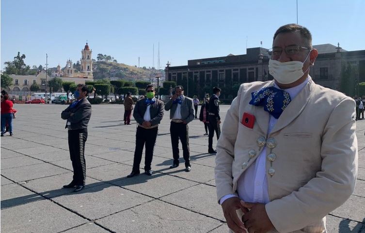 Mariachis se manifiesta en el centro de Toluca