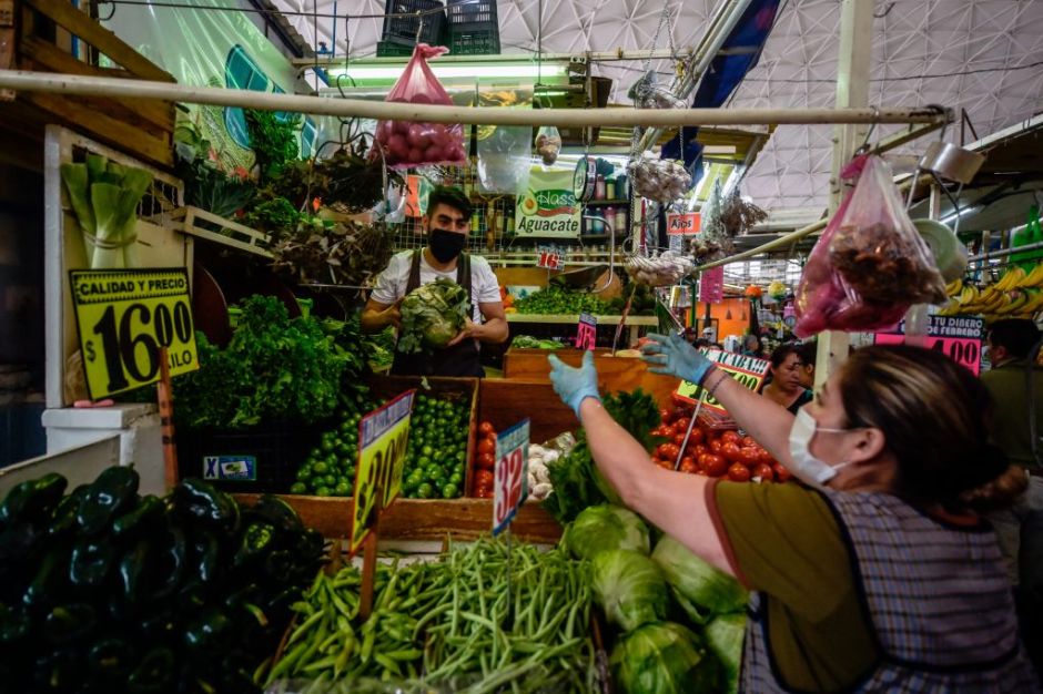 Mujer es grabada robando un celular en el mercado