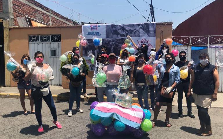 Mujeres transgenero Toluca donan juguetes a infantes