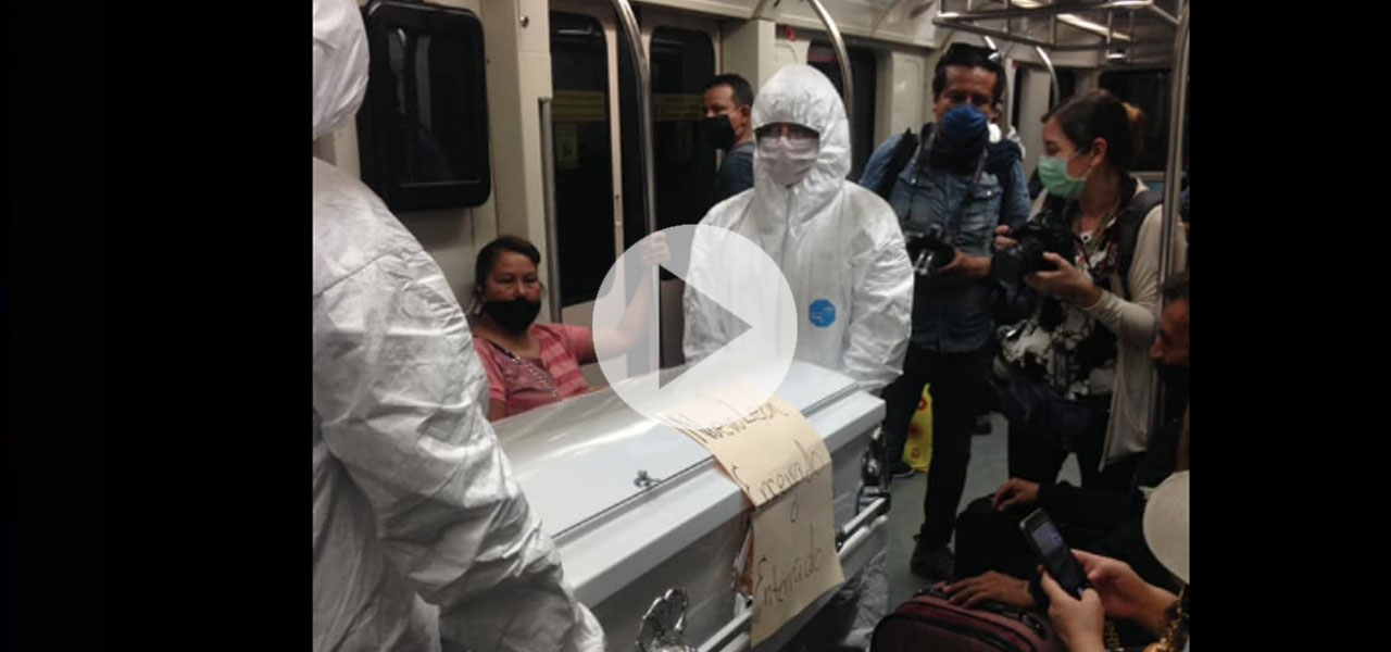 Pasean féretro en metro de Monterrey para hacer conciencia sobre coronavirus
