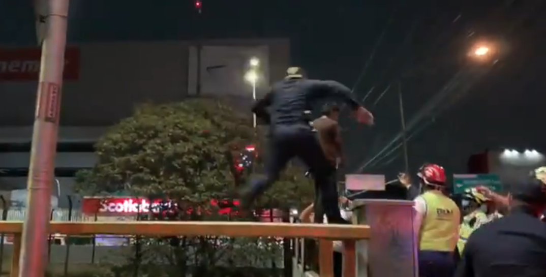 Policia de la CdMX salva la vida de un suicida