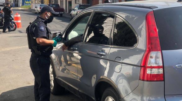 Policía de Toluca exhorta a la poblacion a quedarse en casa