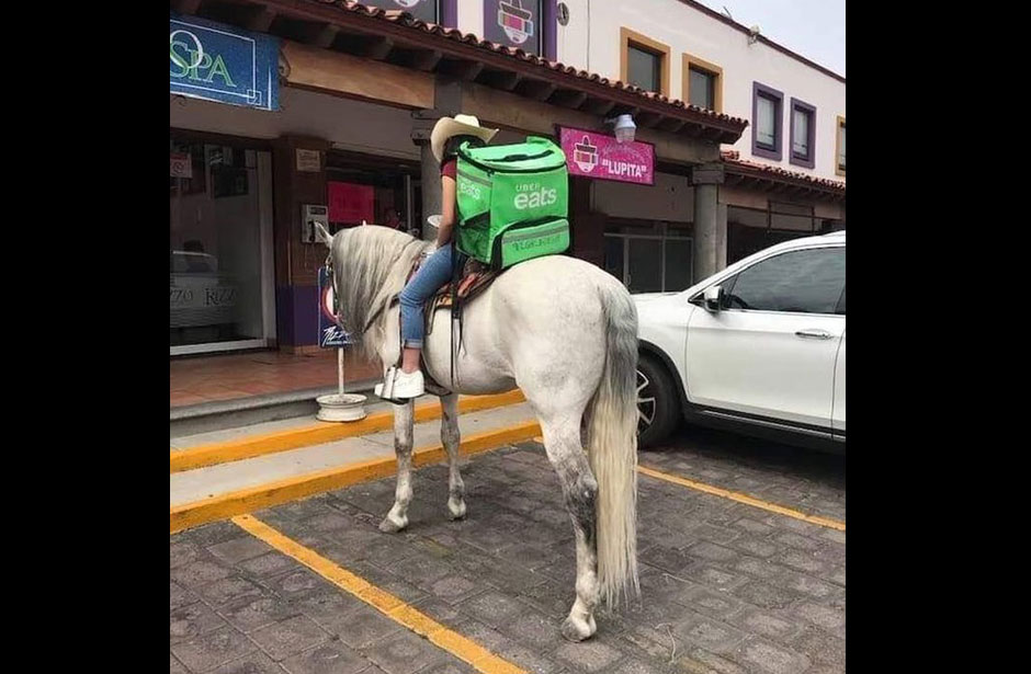 Se hace viral repartidor de Uber Eats a caballo en Metepec