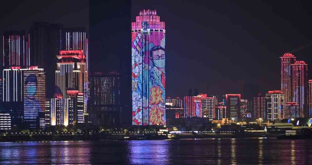 Wuhan celebra fin de la cuarentena con espectáculo de luces