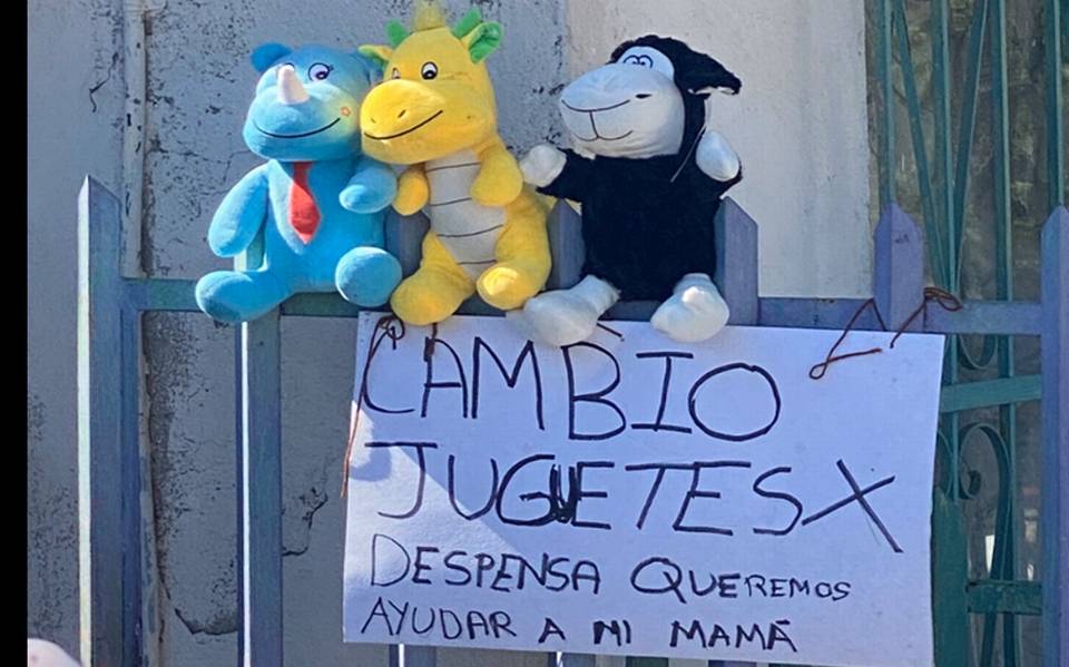 Niño cambia juguetes por despensa para ayudar a su familia.