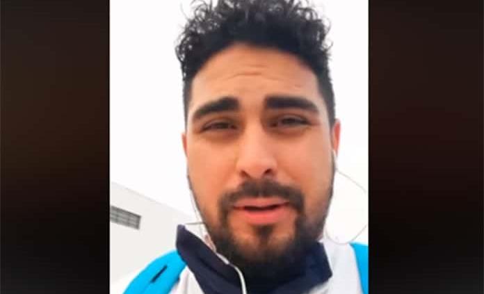 Lanzan basura a enfermero que esperaba transporte público