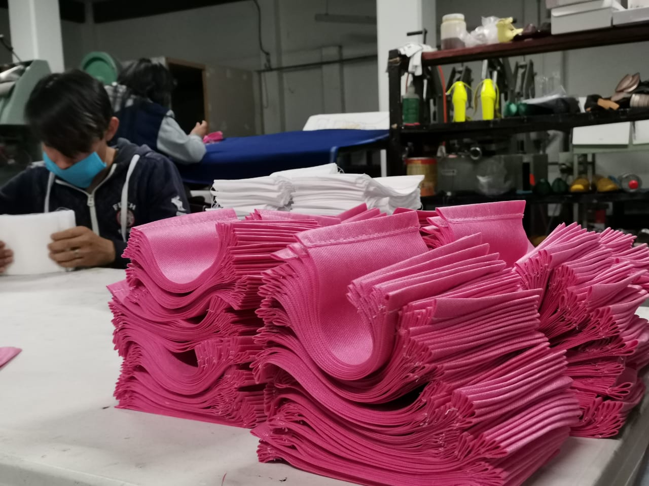 Tras no tener ingresos por Covid-19, zapateros de San Mateo producen cubre bocas