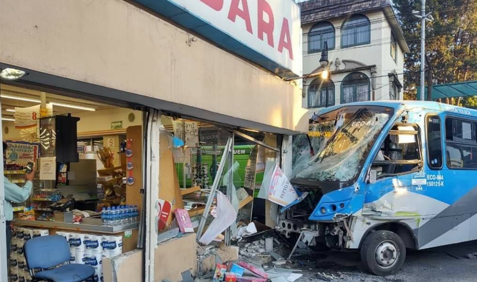 autobús se impactó en farmacia de villada