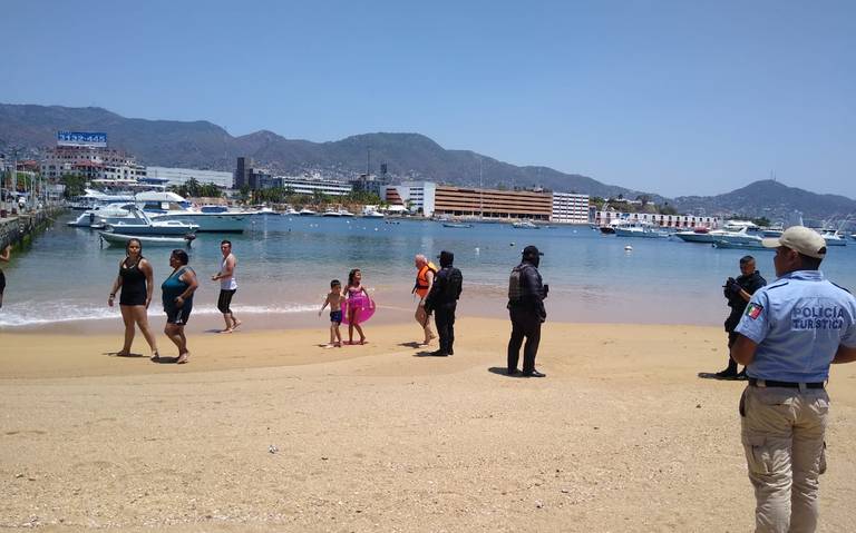 En plena contingencia, turistas llegan a playas de Acapulco