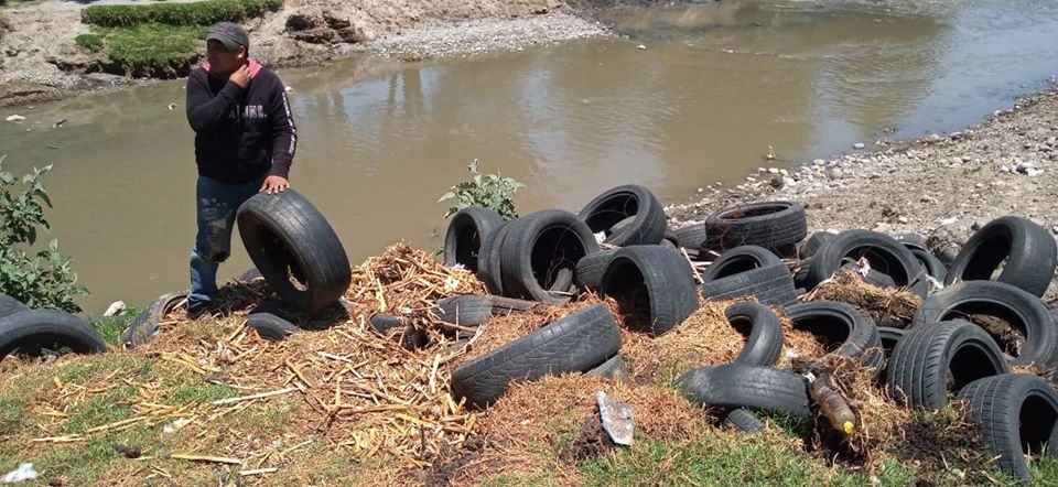 Vecinos y personal de servicios públicos de Toluca levantan 104 llantas en Tecaxic