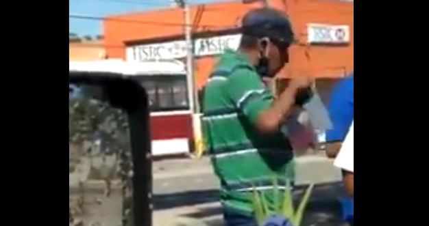 (Video) Vendedores soplan bolsas de plástico donde meten cubrebocas para su venta