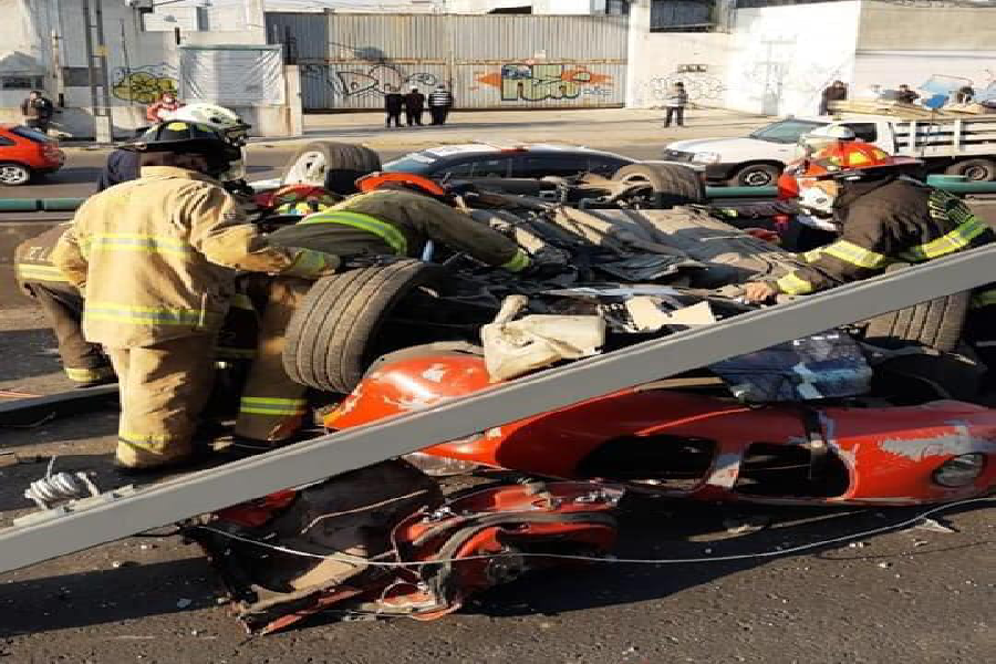 Automóvil sufre aparatoso accidente en Tollocan