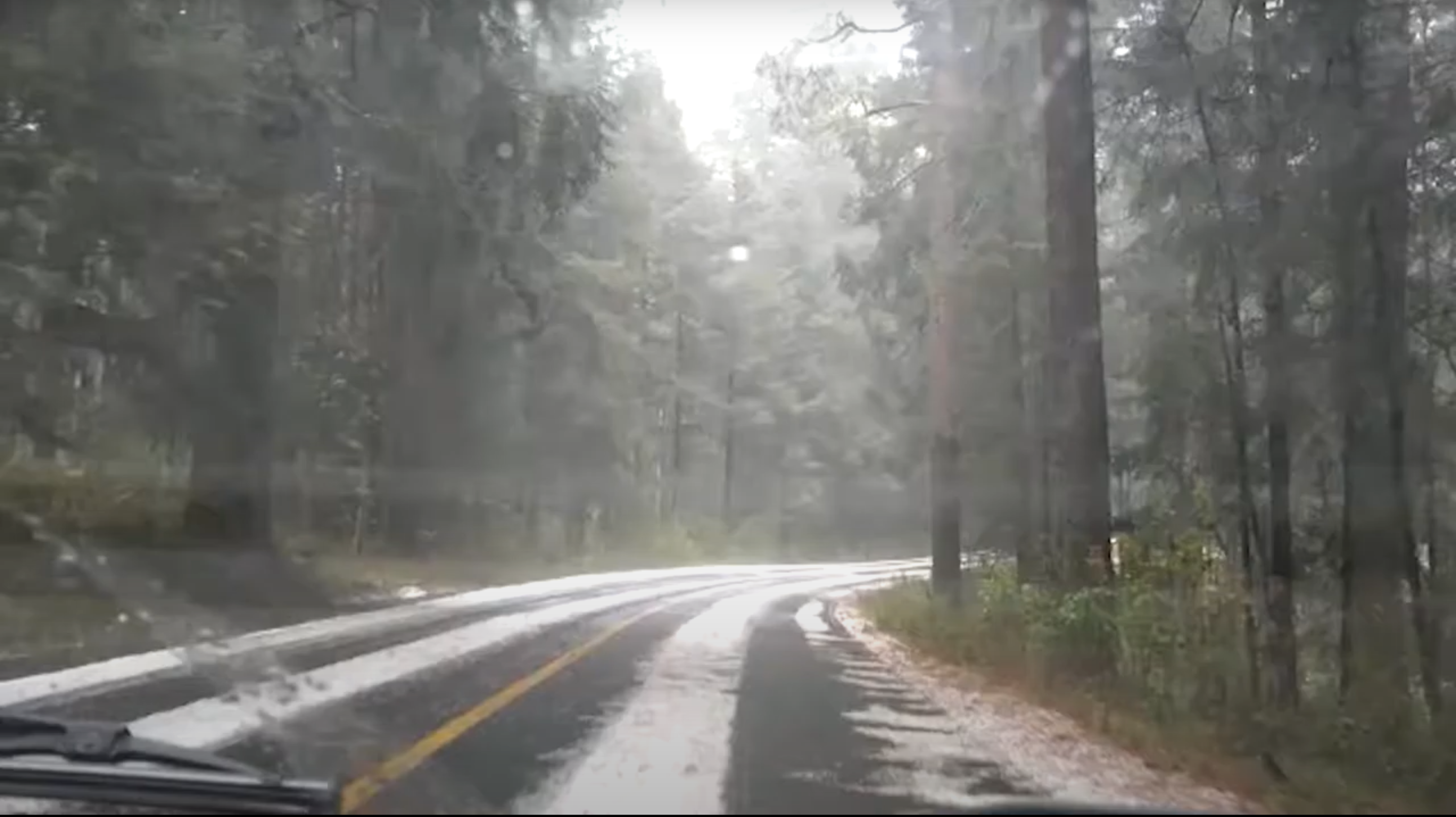Faldas del Nevado de Toluca se cubren de granizo