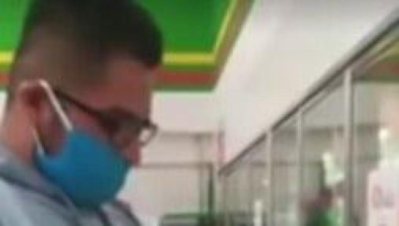 Hombre come con el dedo un helado y lo regresa al refrigerador de un supermercado || VIDEO