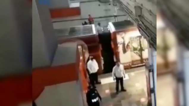 Hombre intenta aventarse a las vías del metro