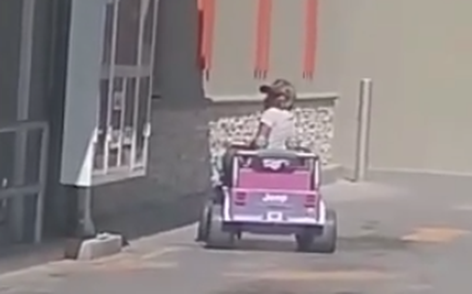 Hombre llega a comprar pizza en un auto de juguete