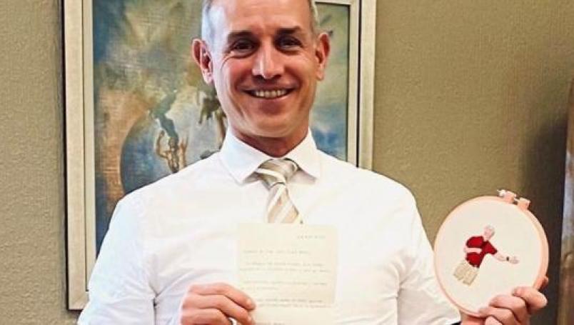 Hugo López Gatell es bordado por artista mexicana