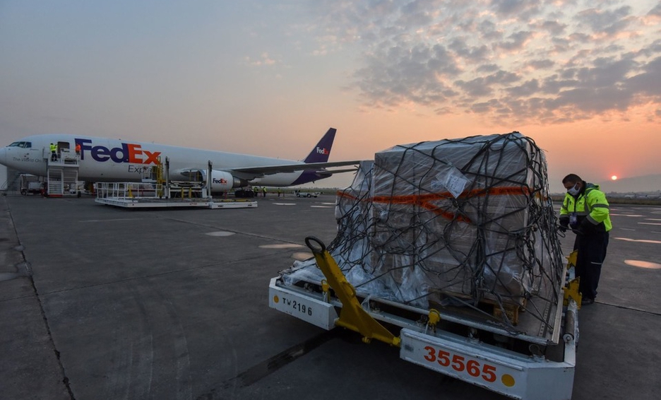 Tercer cargamento de insumos médicos aterriza en Toluca