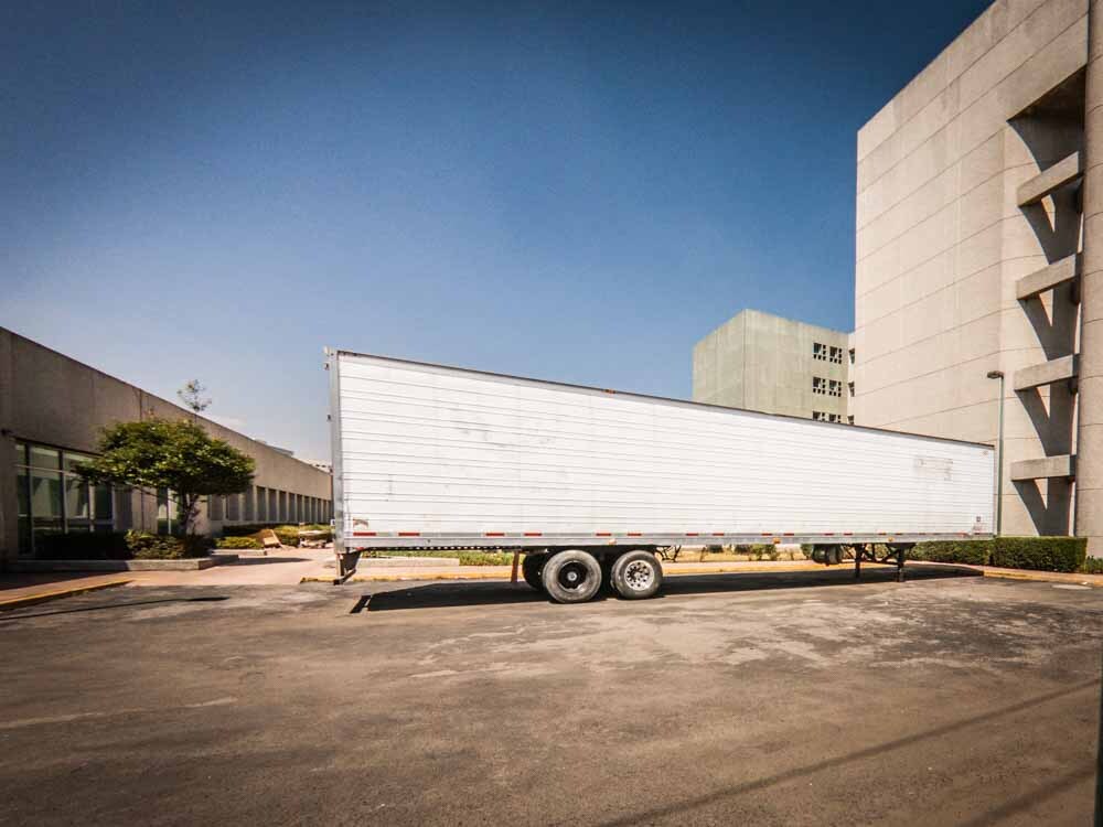 ISEM confirma el uso tráilers refrigerados en hospitales