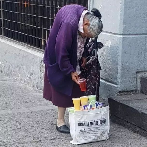 Abuelita vende gelatinas para sobrevivir esta cuarentena en Cuautitlán Izcalli