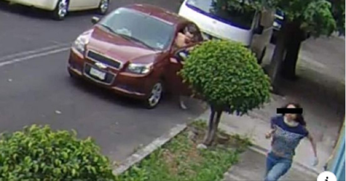 Sujeto desnudo acosa a mujer que caminaba por la calles.