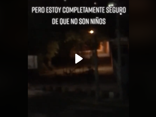 (Video) Captan a supuestos duendes jugando durante la madrugada en un parque