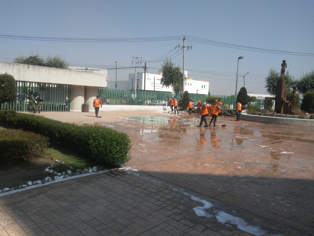 Continúa Toluca sanitización y limpieza de áreas externas en hospitales, albergues y espacios públicos de todo el territorio municipal