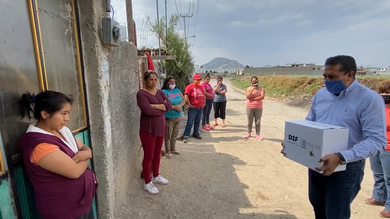 Continúa Toluca, con entrega de despensas a familias vulnerables para hacer frente a contingencia