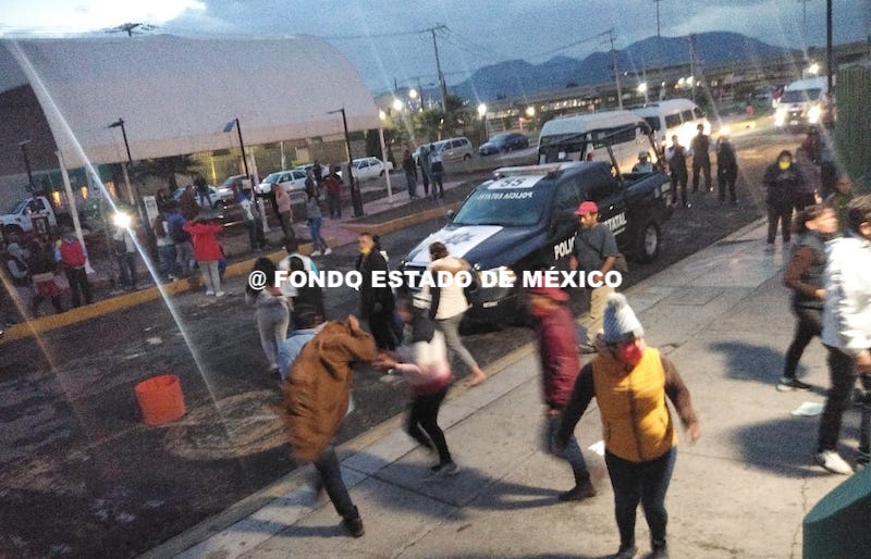 (Video) Grupo de personas entra a hospital de EdoMéx para ver a sus familiares fallecidos por Covid-19