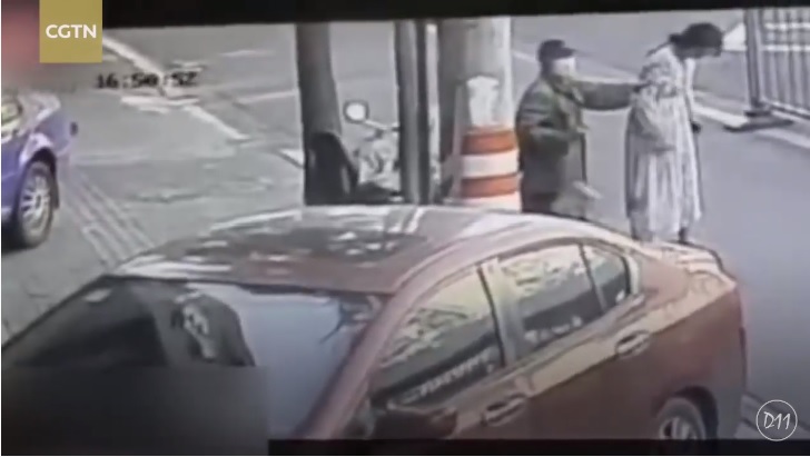 (Video) Mujer da a luz mientras caminaba por la calle