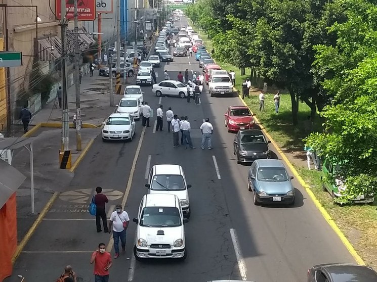 Por falta de trabajo, taxistas exigen apoyo económico a gobierno de EdoMéx